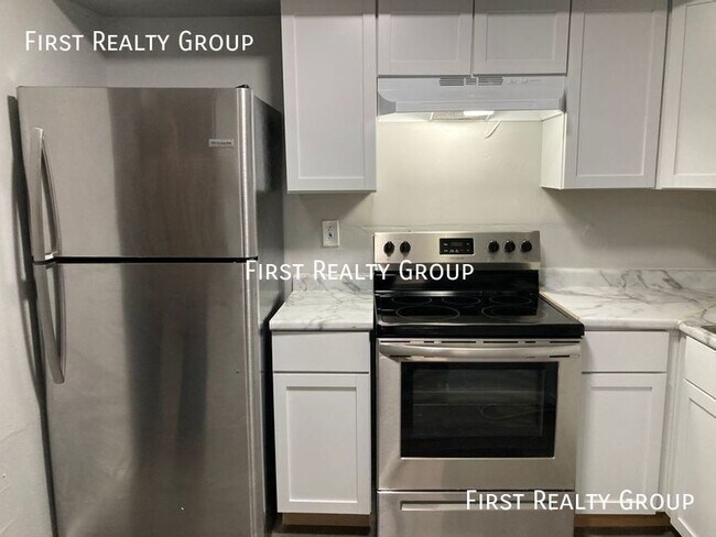 Building Photo - 305 N Broadway-#4