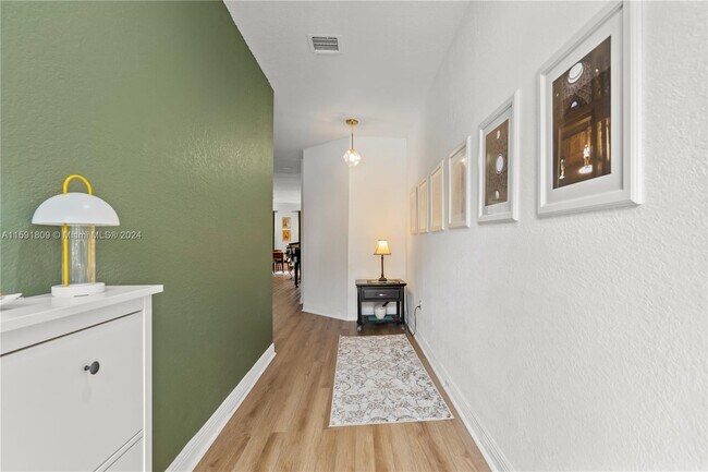 Foto del edificio - 1023 NW 100th Ave