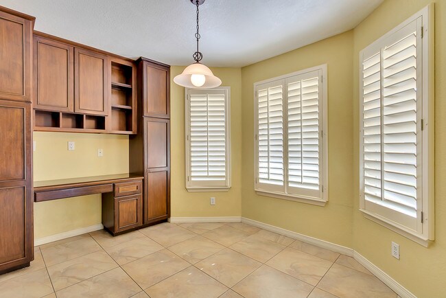 Building Photo - 925 Sun Ridge Dr