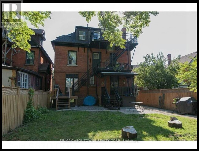 Building Photo - 66-166 Wellington St S