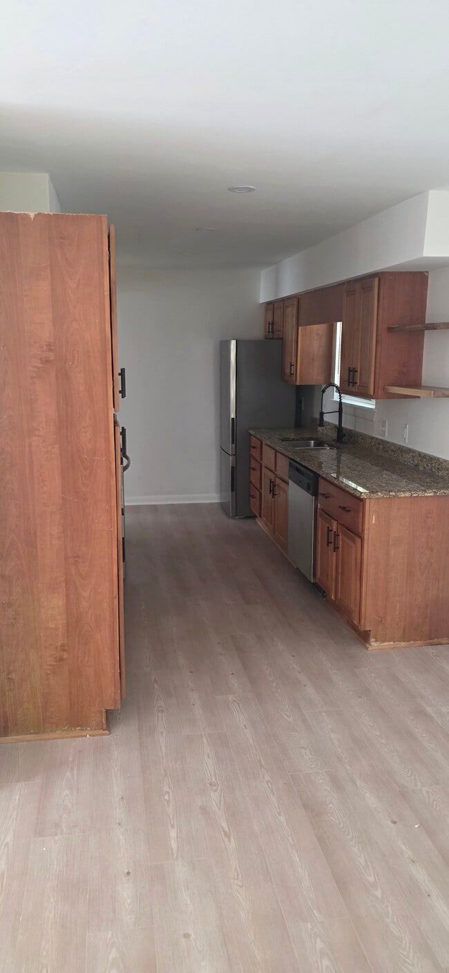 Kitchen - 2104 Greenoaks Rd