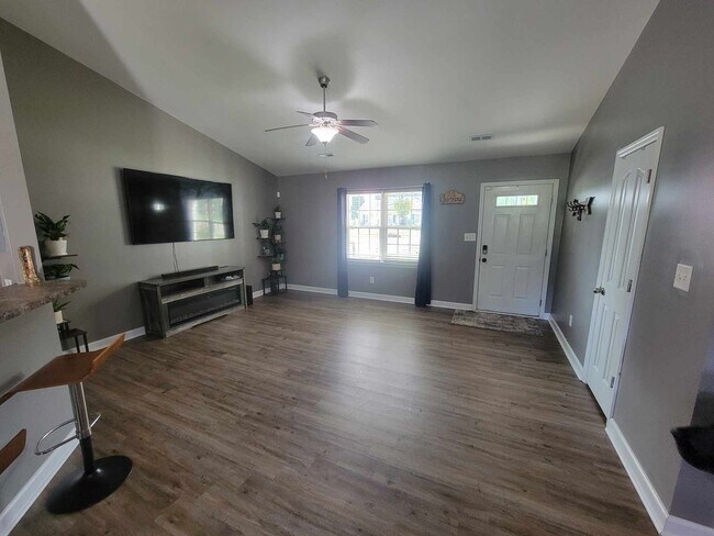 Building Photo - 3 Bed, 2 Bath Home In Woodbury Farm!