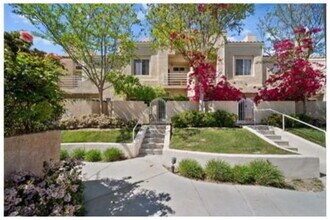 Building Photo - 25725 Perlman Pl