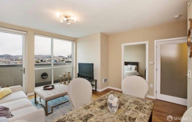 Building Photo - 555 4th St