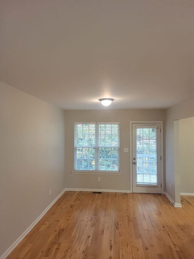 Foto del edificio - NOW AVAILABLE! - 2721 Trellis Oaks Dr SW, ...