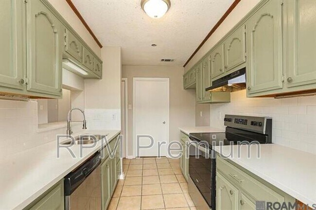 Building Photo - 4625 Parkoaks Dr