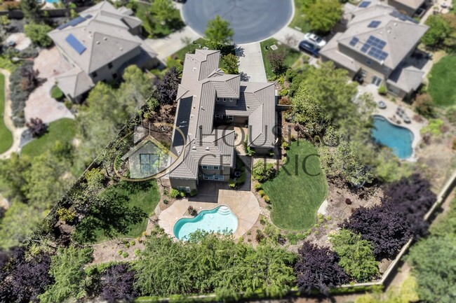 Building Photo - Beautiful Executive Level Home in Prestigi...
