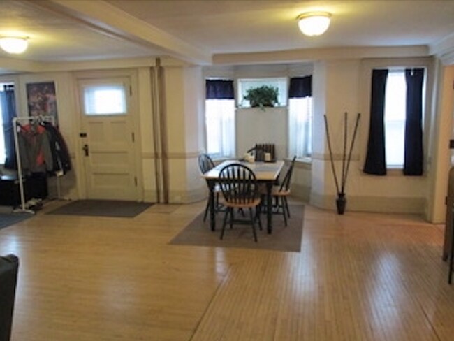 Building Photo - 459 S Main St