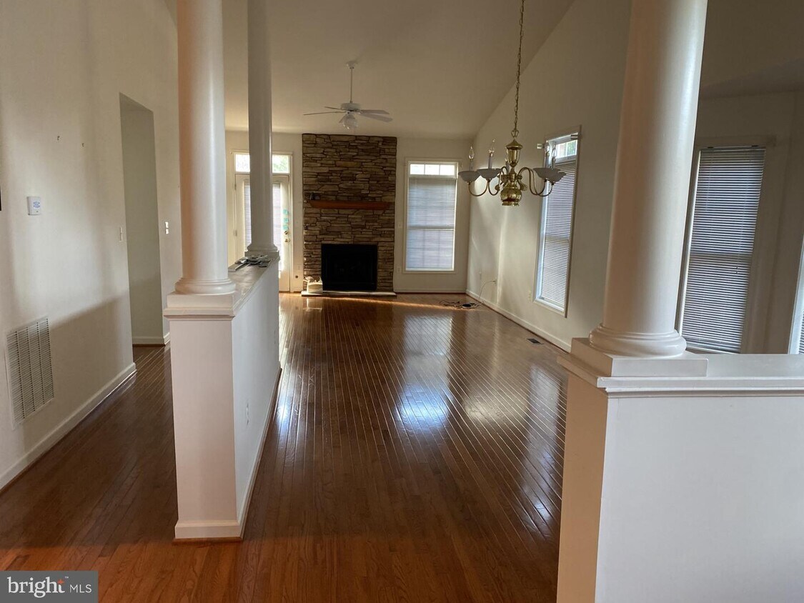 Primary Photo - 239 W Ridge Ct