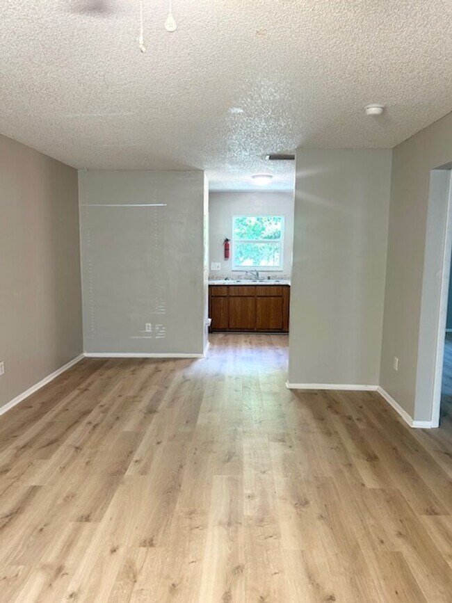 Building Photo - Move in Ready Remodeled Ft Myers Duplex