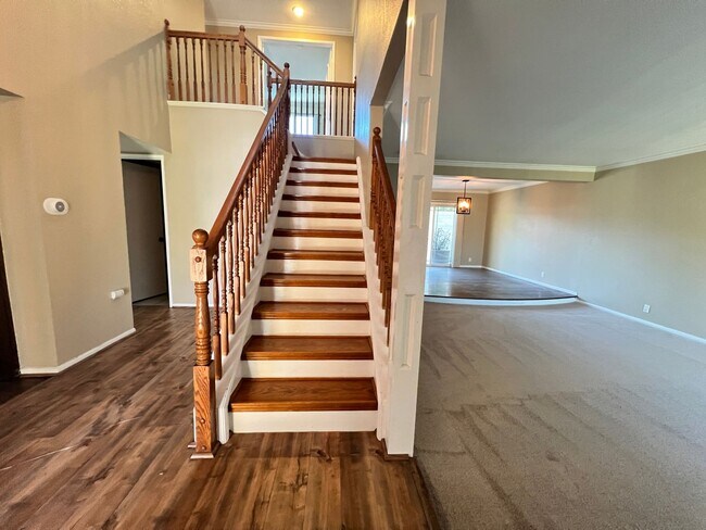 Foto del edificio - On Quiet Cul De Sac: 4 Bedroom 2.5 Bath Two Story Pool Home,