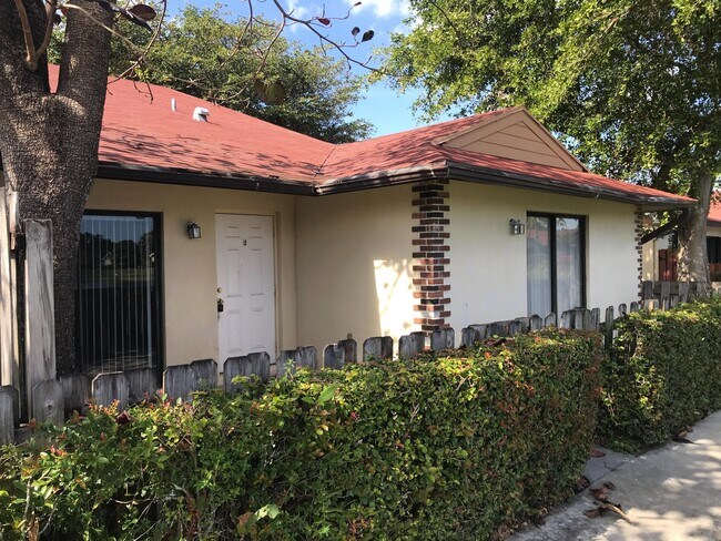 Building Photo - 4405 Woodstock Dr