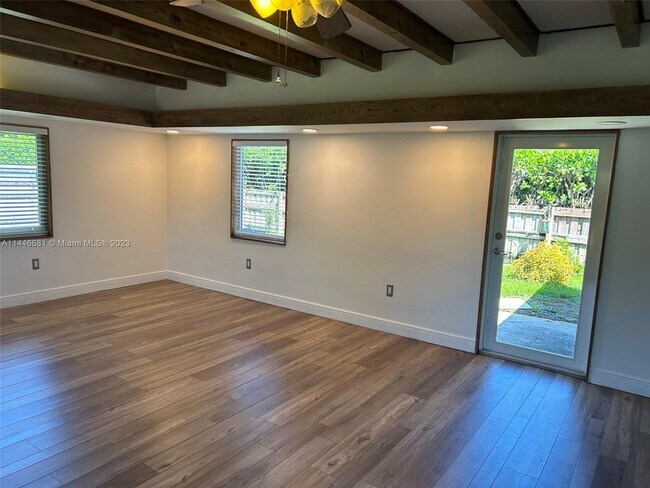 Foto del edificio - 9530 NW 1st Ave