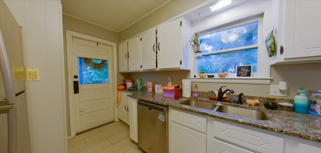 Foto del edificio - Updated Kitchen + Fenced-in Yard + Pet Fri...
