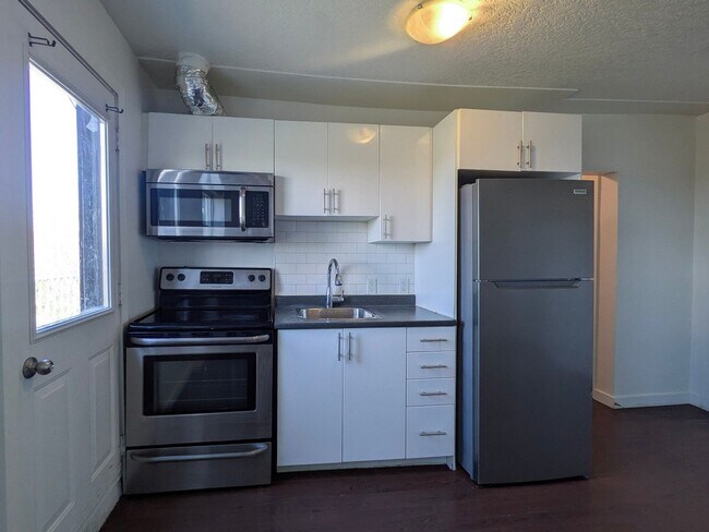 Photo du bâtiment - Huge Stacked Townhouse - 2 Bedrooms On A Park