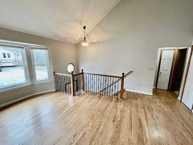 Building Photo - Spacious 3 Bedroom, 2 Bathroom Duplex Home...