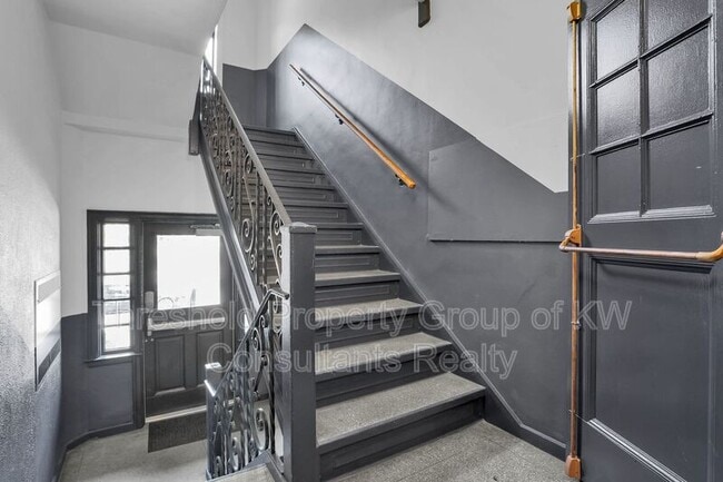 Building Photo - 451 E Town St