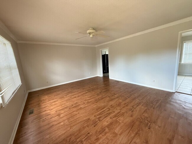 Foto del edificio - Charming 3-Bedroom Home with Spacious Yard...
