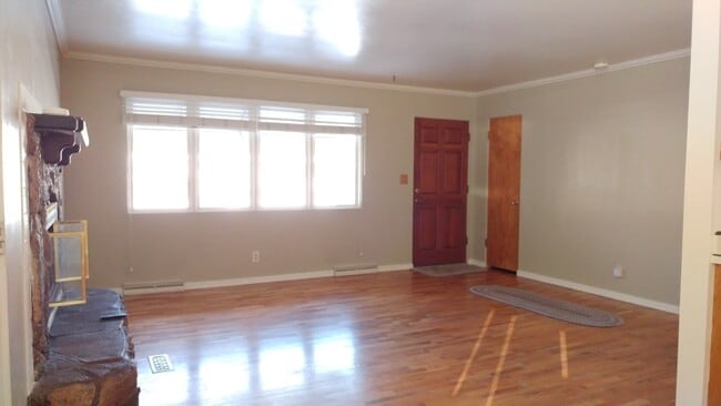 Foto del edificio - Large Four Bedroom Home with Finished Basement