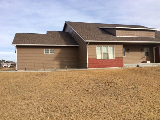 Building Photo - 3 bedroom, 2.5 bath Town home