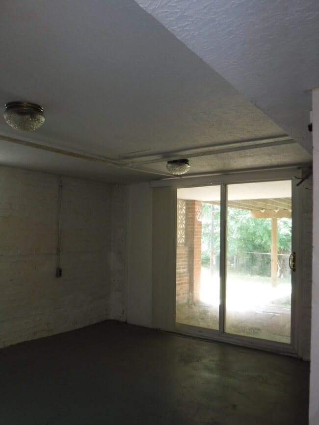 Building Photo - 3008 Miller Ave