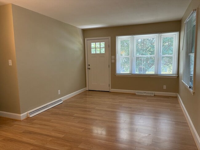 Building Photo - 3 Bedroom, 1 Bathroom House in High Point!