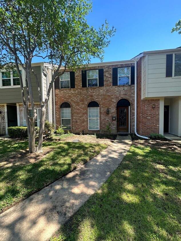 Primary Photo - Totally redone 3 bedrooms townhouse