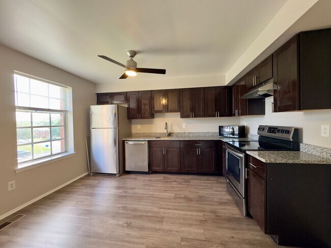 Building Photo - Charming 3Bedroom/2.5Bath Townhome in Mays...