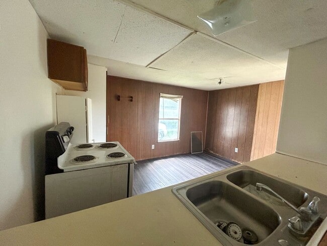 Building Photo - 2 BD 1 BA Mobile in Quiet Park Available M...