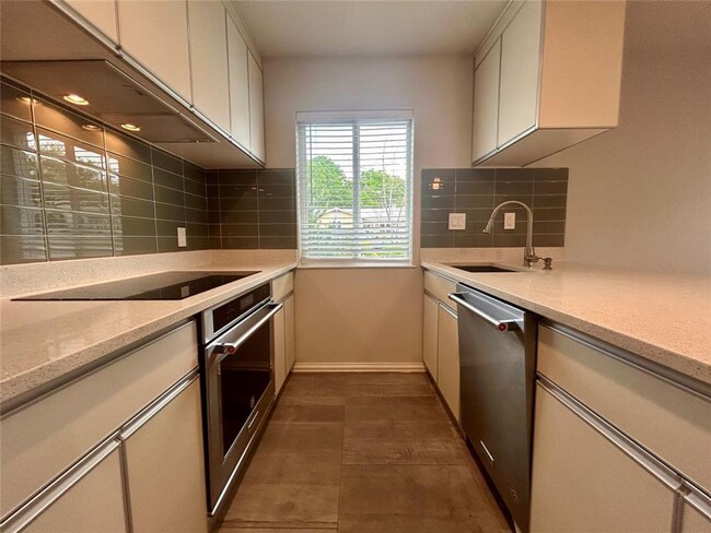 Foto del edificio - 8907 Tronewood Dr