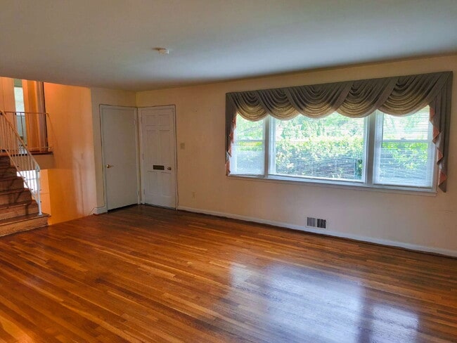 Building Photo - Centrally Located McLean Home with Ample S...