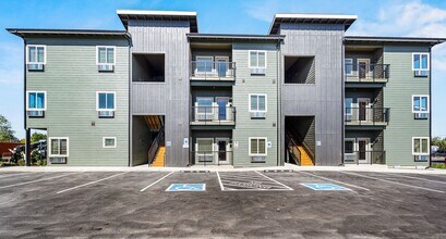 Building Photo - 630 NW Kingwood Ave