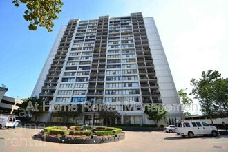 Building Photo - 410 W 7th St