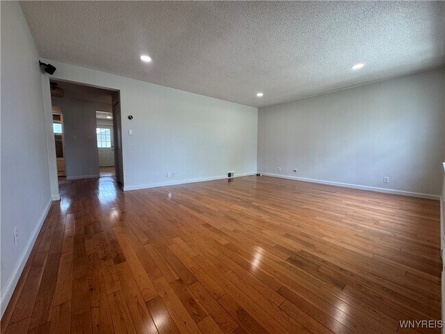 Building Photo - 165 Carmen Rd