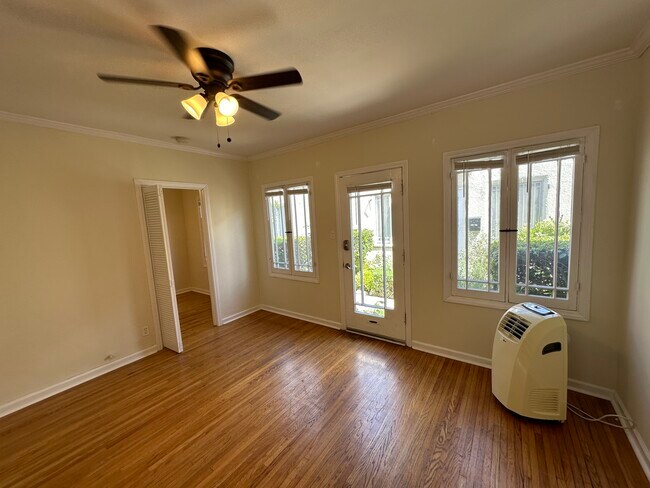 Foto del edificio - 630 N Plymouth Blvd