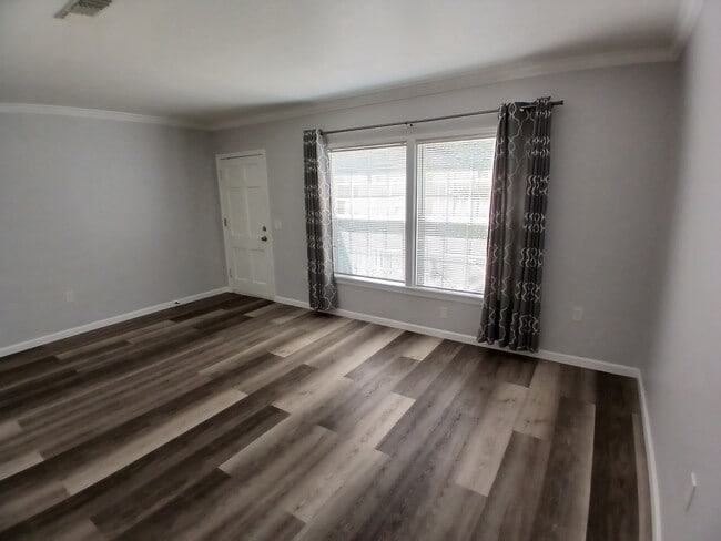 Living room - 1526 N Buena Vista St