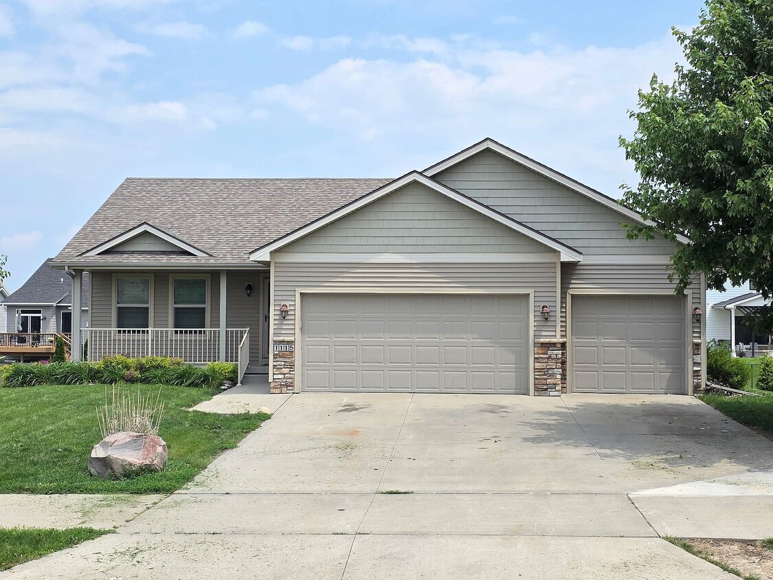 Foto principal - 1115 NW Abbie Dr