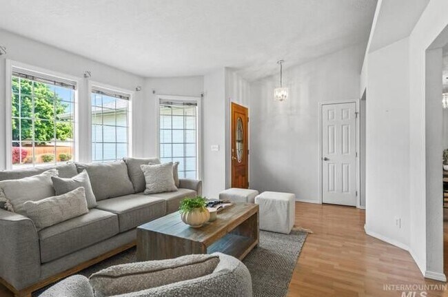 Foto del edificio - 233 S Duke Ave