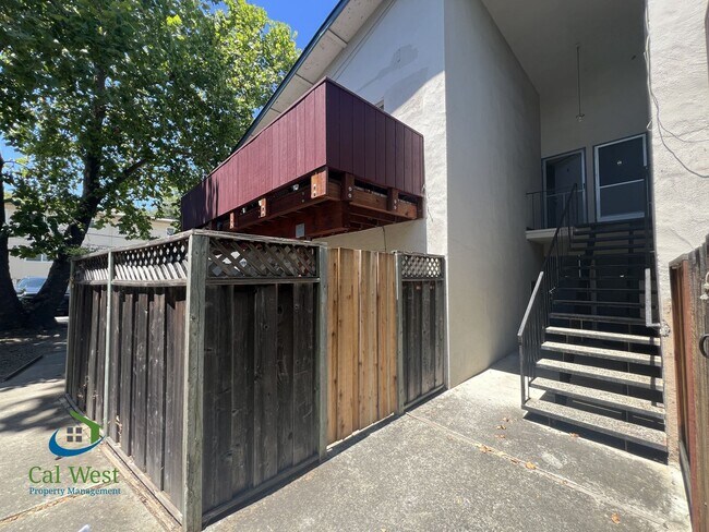 Foto del edificio - $2895 -  Downstairs 2 Bed 1.5 Bath-Updated Kitchen near Westgate Center