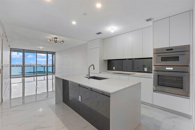 Foto del edificio - 700 NE 24th St
