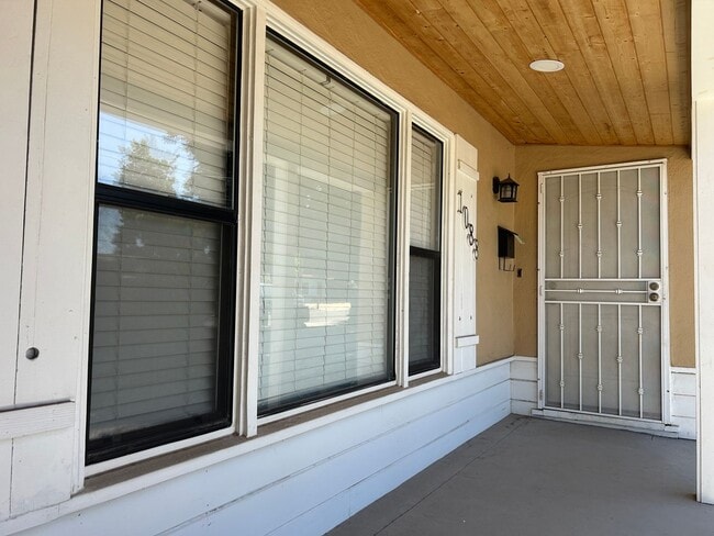 Building Photo - 2 bed, 1 bath, Bonus Room with Built-in Bar
