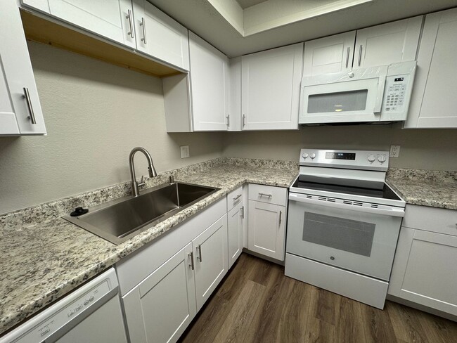 Foto del edificio - Newly Remodeled 3 bedroom 2 bath 2 car gar...