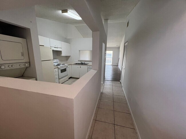 Foto del edificio - 2451 NW 56th Ave