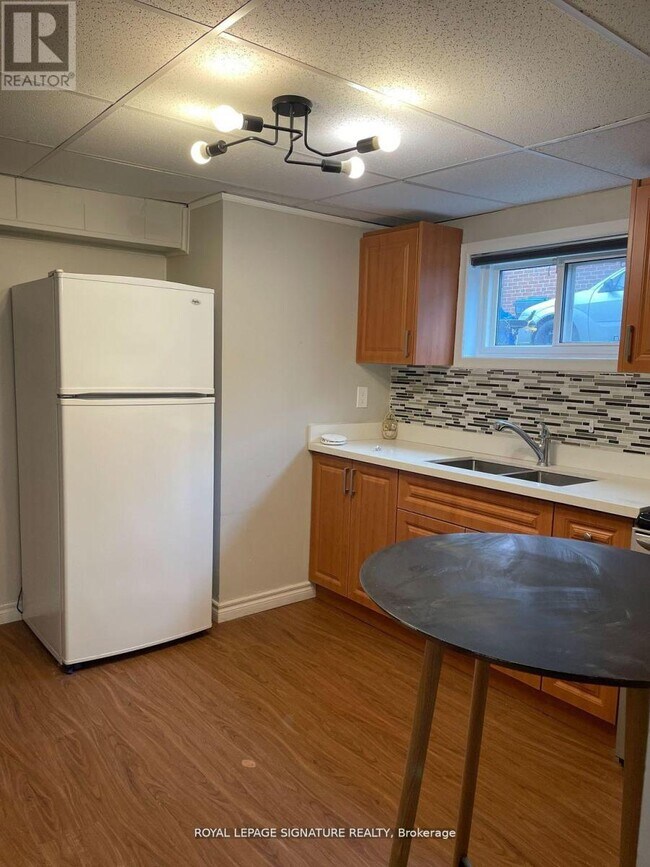 Photo du bâtiment - 1566 Northmount Ave