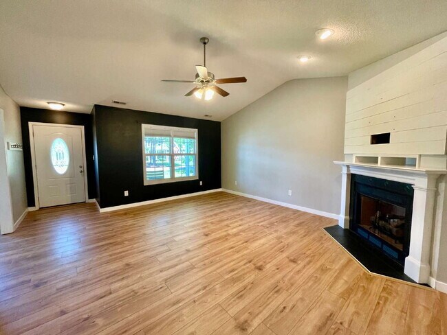 Foto del edificio - Charming 3-Bedroom Haven With 2 Full Baths...