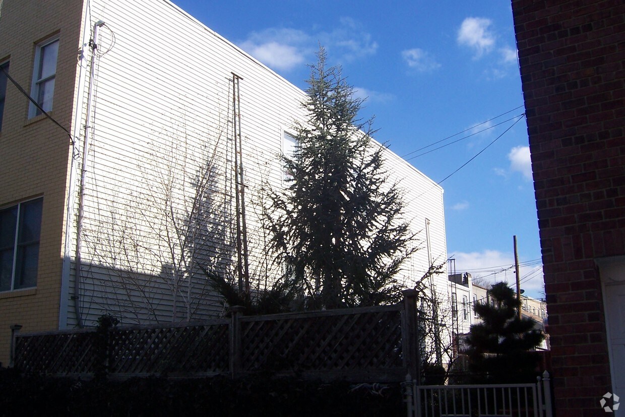 Foto del edificio - 6831 60th St