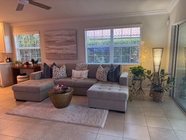 Building Photo - ** SEASONAL RENTAL AVAILABLE DEC-APRIL AT ...
