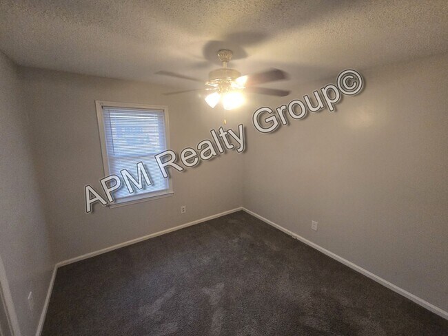 Foto del edificio - Brick home tucked away in quiet neighborhood