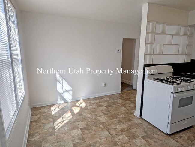 Building Photo - 1 Bed, 1 Bath, New Carpet