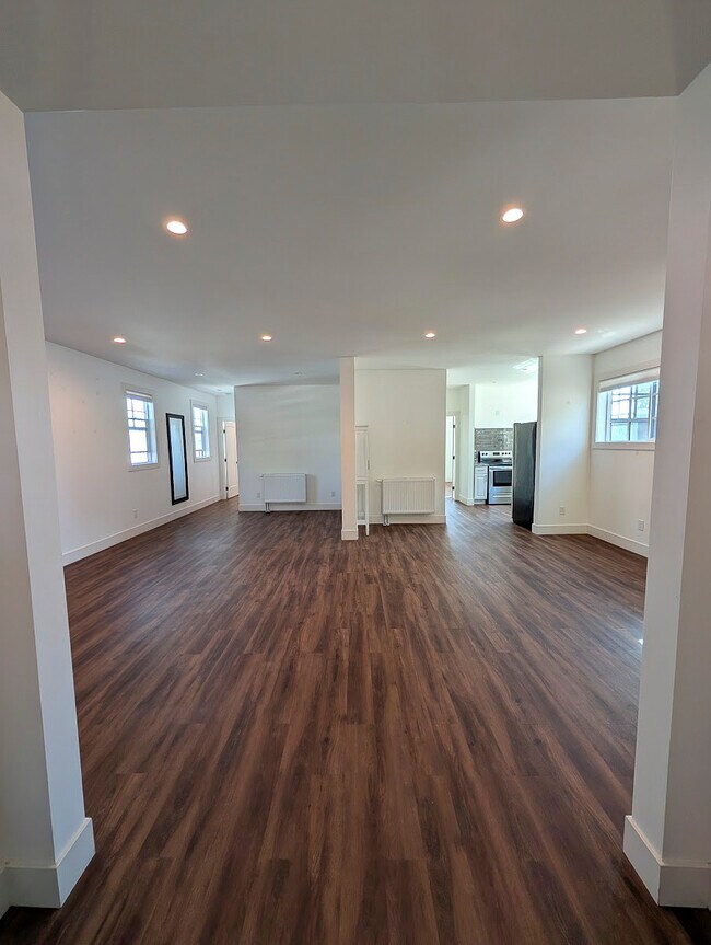 Vista de la puerta principal hacia la sala de estar. - 780 Forest St